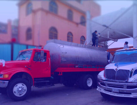 Transporte confiable de agua con capacidad de 10,000 litros.